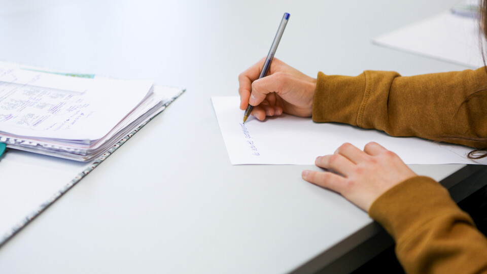 Eine Person schreibt etwas