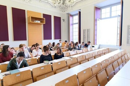 Studierende sitzen in einem Hörsaal.