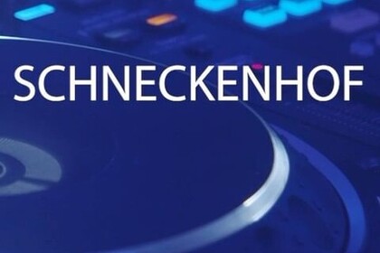 DJ-Pult mit Reglern. Dazu der Text: Schneckenhof. Link: Instagram-Post Saisonstart der Schneckenhof-Parties