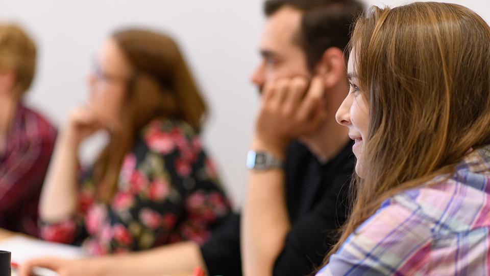 Studierende sitzen aufmerksam in einem Seminar.
