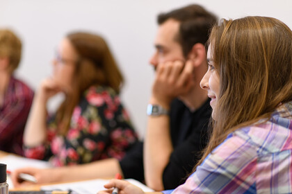 Studierende sitzen aufmerksam in einem Seminar.
