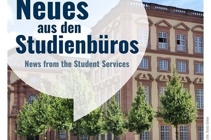 In der Mitte steht: "Neues aus den Studienbüros. News from the Student Services.". Im Hintergrund ist ein Teil des Ostflügels der Uni Mannheim zu sehen.