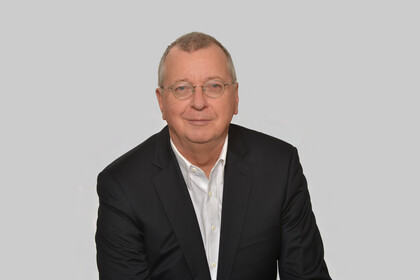 Portrait von Martin Weber. Er trägt einen schwarzen Blazer über weißem Hemd. 