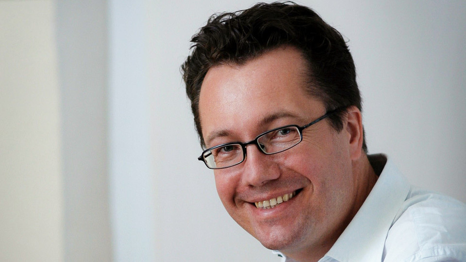Portrait von Volker Nocke. Er trägt eine Brille und ein weißes Hemd.