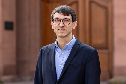 Portrait von Prof. Dr. Sebastian Stier vor dem Mannheimer Schloss. 