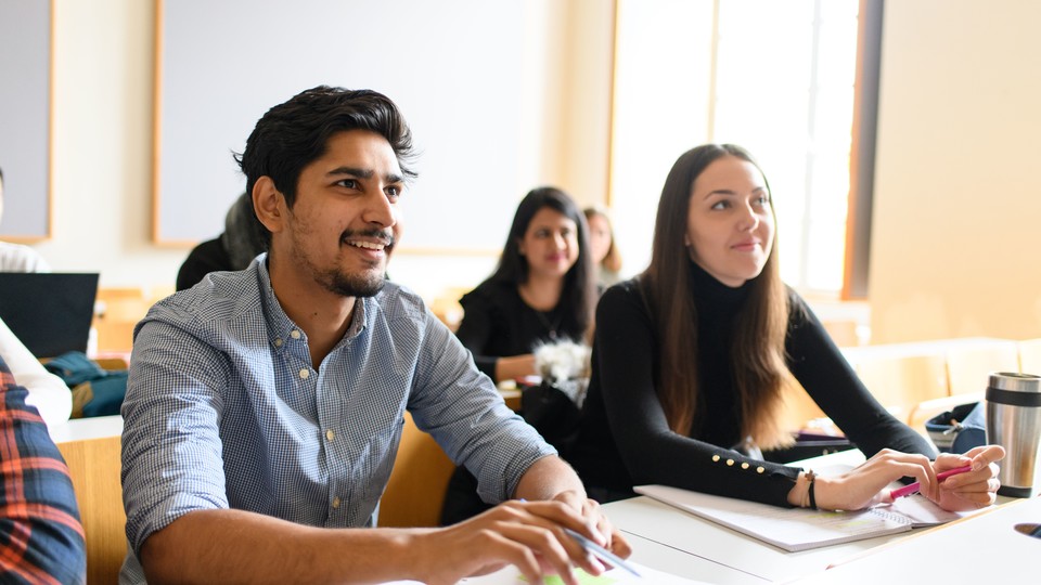 Studierende sitzen im Seminarraum