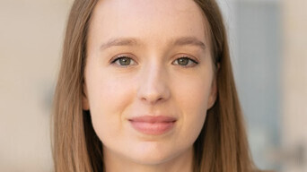 Camille Urvoy lächelt in die Kamera