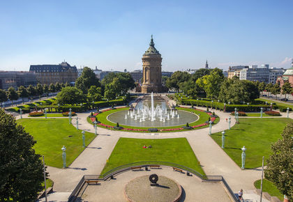 Der Wasserturm in Mannheim im Sommer.