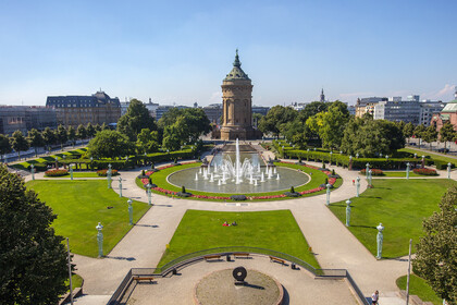 Der Wasserturm in Mannheim im Sommer.