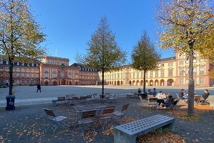 Herbstlicher Ehrenhof des Mannheimer Schlosses. Link: Instagram Solidarität mit iranischen Menschen