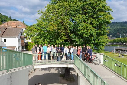 Die Teilnehmer*innen des Historikerausflugs auf einer Brücke in Heidelberg. 