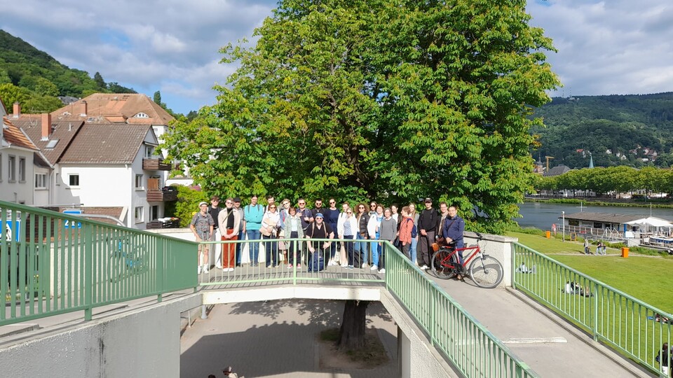Die Teilnehmer*innen des Historikerausflugs auf einer Brücke in Heidelberg. 