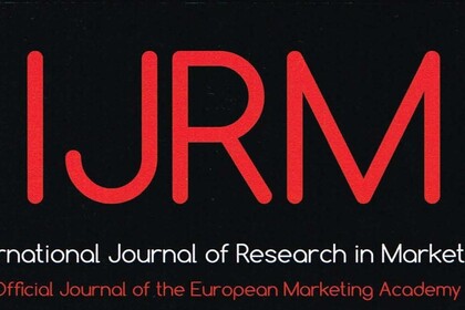 Hier ist das Logo des Journals abgebildet. Dies besteht aus einem schwarzen Hintergrund und roter Schrift, wobei hier die Abkürzung des Journals verwendet wird (IJRM)