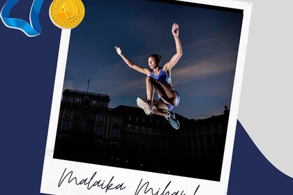 Malaika Mihambo hat ihre dunklen Haare zu einem Zopf gebunden. Sie trägt blaue Sportkleidung und ist gerade dabei zu springen. Oben Links ist eine Medaille und unten links das Olympia-Logo abgebildet.