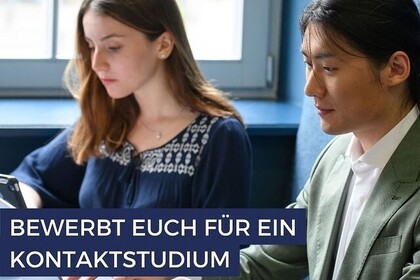 Eine Studentin und ein Student sitzen in der Bibliothek an ihren Laptops und arbeiten an etwas. Auf dem Bild steht grafisch abgehoben der Slogan: Bewerbt euch für ein Kontaktstudium. Link: Instagram-Post Kontaktstudium Deutsch