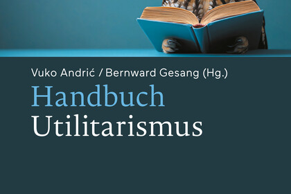 Ansicht Buch-Vorderseite. Im oberen Drittel ist eine Eule, die ein aufgeschlagenes Buch in der Hand hält.