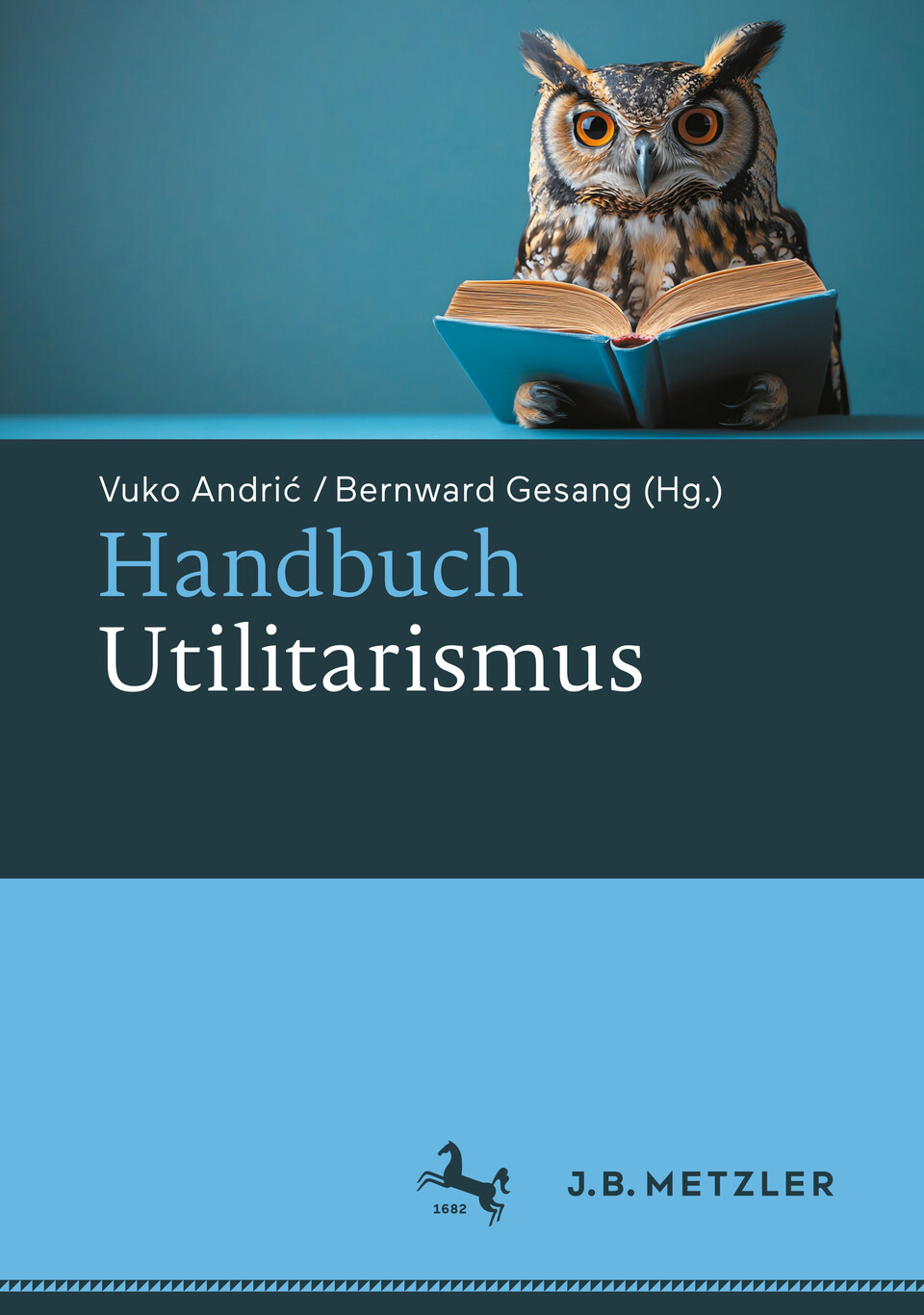 Ansicht Buch-Vorderseite. Im oberen Drittel ist eine Eule, die ein aufgeschlagenes Buch in der Hand hält.