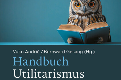 Ansicht Buch-Vorderseite. Im oberen Drittel ist eine Eule, die ein aufgeschlagenes Buch in der Hand hält.