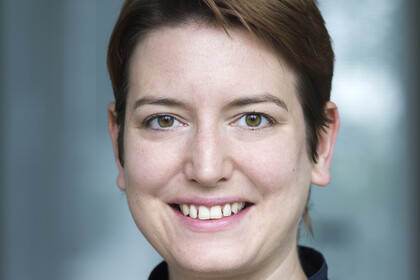 Portrait von Katja Möhring. Sie trägt eine dunkelblaue Bluse und lächelt.