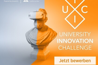 Antike Büste, die eine VR-Brille trägt. Rechts daneben Slogan "University Innovation Challenge". Darunter Button "Jetzt bewerben". Link: Instagram Post University Innovation Challenge