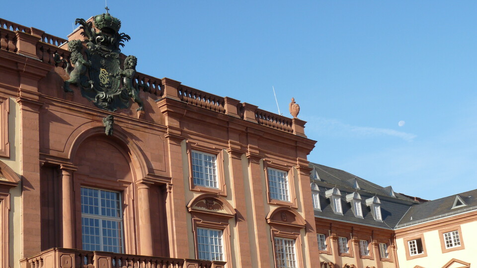 Ausschnitt des Mittelbaus des Mannheimer Schlosses mit Himmel