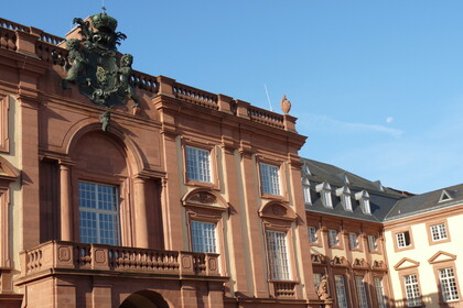 Ausschnitt des Mittelbaus des Mannheimer Schlosses mit Himmel