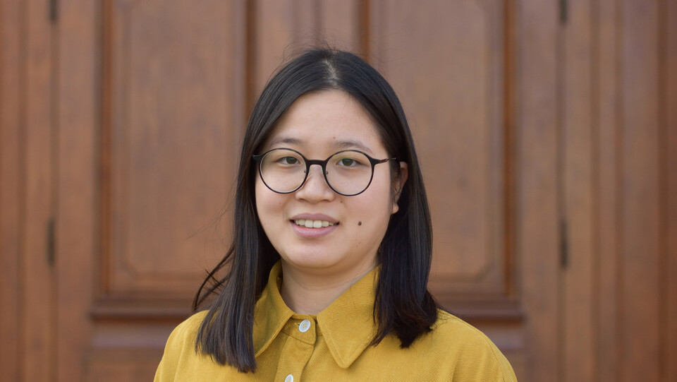 Portrait von Xiaotong Liu vor dem Schloss