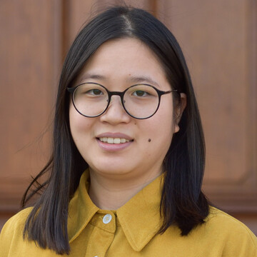Portrait von Xiaotong Liu vor dem Schloss