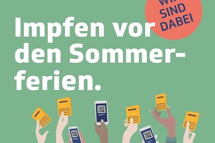 Viele gezeichnete Hände halten einen Impfpass oder das Handy in der Hand. Darüber steht ein Text: "Dran bleiben. BW. Impfen vor den Sommerferien. Wir sind dabei." 