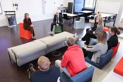 Die neue Ministerin für Wissenschaft, Forschung und Kunst in Baden-Württemberg, Petra Olschowski, spricht mit Studierenden der Universität Mannheim und Rektor Prof. Dr. Thomas Puhl. Link: Instagram Ministerinbesuch ⁠