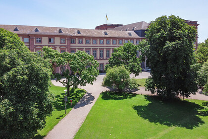 Das Gebäude der Uni Mannheim von oben. 