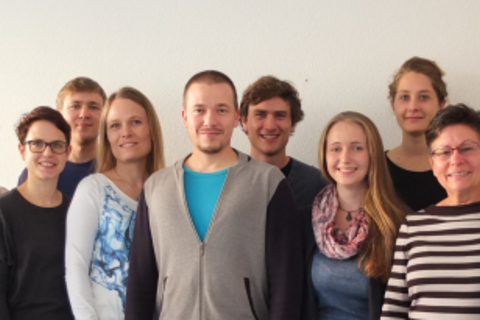 Gruppenbild des Lehrstuhls vor einer weißen Wand, HWS 2015
