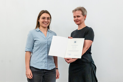 Prorektorin Cornelia Ruhe überreicht Dr. Angelika Kellner den Lehrpreis der Universität Mannheim.