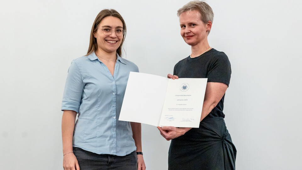 Prorektorin Cornelia Ruhe überreicht Dr. Angelika Kellner den Lehrpreis der Universität Mannheim.