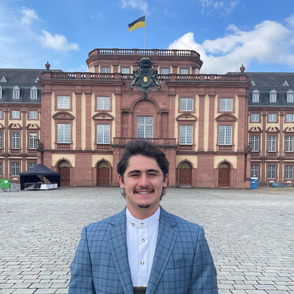 Student auf dem Ehrenhof vor dem Mannheimer Schloss