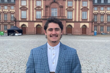 Student auf dem Ehrenhof vor dem Mannheimer Schloss