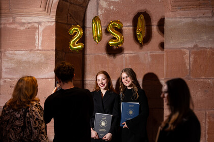 Studierende an einem der Fotospots auf der Abschlussfeier der Philosophischen Fakultät.