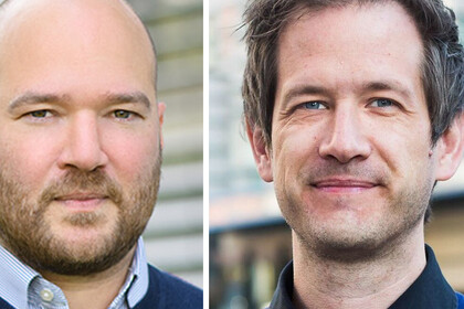 Professor Traunmüller (links) und Professor Helbling schauen in die Kamera