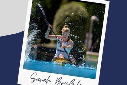 Sarah Brüßler hat ihre Haare zu einem Zopf gebunden. Sie sitzt in einem Kanu und ist am paddeln. Oben links ist ein Kanu-Symbol und unten rechts das Olympia-Logo abgebildet. 