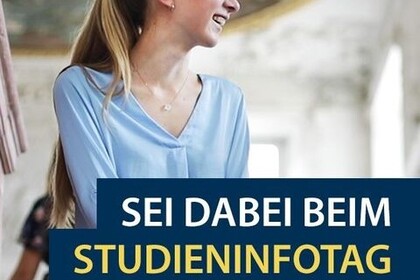 Studentin hat lange blonde Haare und trägt ein blaues Oberteil. Sie sitzt auf einer Treppenstufe der Universität Mannheim. In der Mitte steht "Sei dabei beim Studieninfotag".