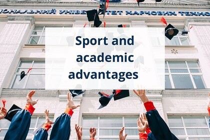 In der Mitte steht: "Sport und akademische Vorteile". Im Hintergrund sind Absolventenhüte zu sehen, die in die Luft geworden wurden. . Unten rechts ist das Logo des IFS- Institut für Sport der Universität Mannheim.