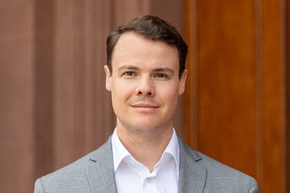 Portrait von Prof. Dr. Matthias Meier. Er trägt ein weißes Hemd und ein graues Sakko.