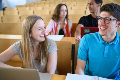 Vier Studierende im Hörsaal.