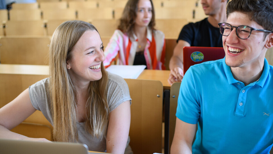 Vier Studierende im Hörsaal.
