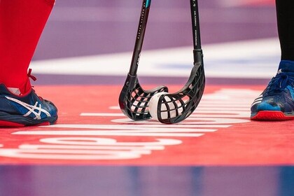 Nahaufnahme von Beinen von zwei Hockeyspielenden. In der Mitte ist ein Ball zwischen zwei Schlägern zu sehen. Unten rechts ist das Logo des IFS- Institut für Sport der Universität Mannheim.