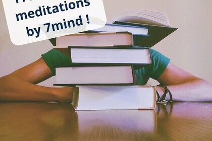 Oben links steht "Free E-Book meditations by 7mind!". Darunter versteckt sich eine Person hinter einem Stapel Bücher. Unten rechts ist das Logo des IFS- Institut für Sport der Universität Mannheim.