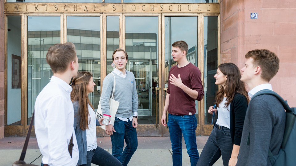 Gruppe Studierender vor dem Haupteingang