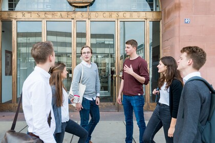 Gruppe Studierender vor dem Haupteingang