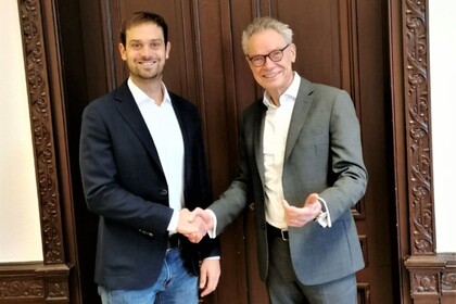 Herrr Lutz schüttlet Prof. Glanzer die Hand