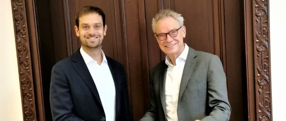 Herrr Lutz schüttlet Prof. Glanzer die Hand